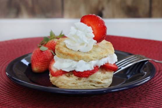 angel food cake with toppings